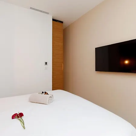 Modern 2 Bedroom Overlooking Old Port * Cannes