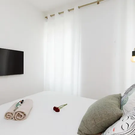 Modern 2 Bedroom Overlooking Old Port Apartment *