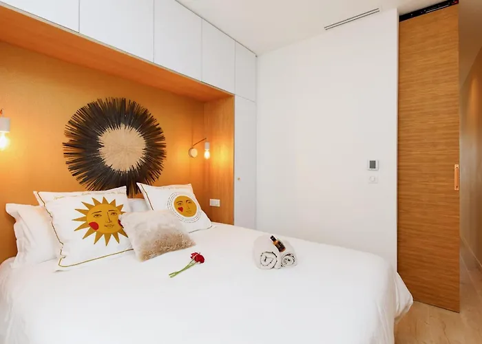 Modern 2 Bedroom Overlooking Old Port Daire *